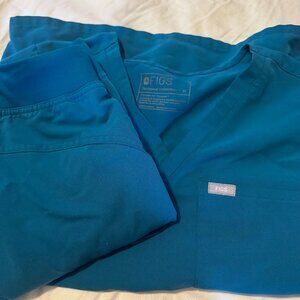 FIGS set: Kade Cargo Pants and Catarina One-Pocket Scrub Top